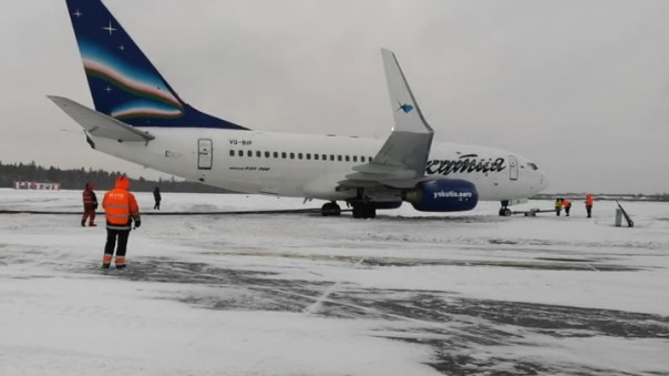 В аэропорту "Внуково" самолет выкатился за пределы полосы