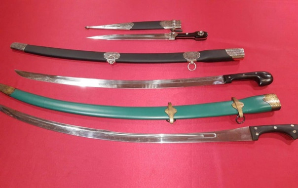 На украино-российской границе задержали харьковчан с сотнями книг о Гарри Поттере, россиянина с саблями и украинца с ножом ФСБ