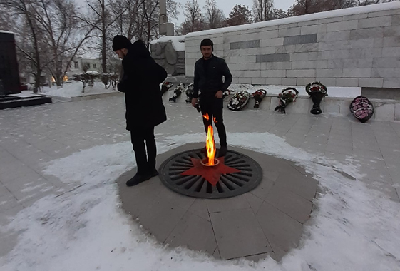 Кавказцы на Вечном огне пили пиво и плевали семечки