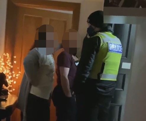 Шотландия: Полиция ворвалась в дом, после того как совестливые соседи решили, что там "слишком много гостей"