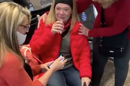 Высадили с самолета за поддержку Трампа