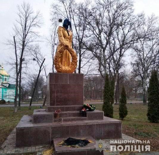 На Полтавщине надругались над памятником погибшим во Второй мировой