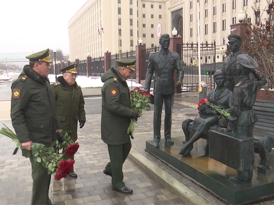 Руководство Минобороны России возложило цветы к композиции «Офицеры» на Фрунзенской набережной