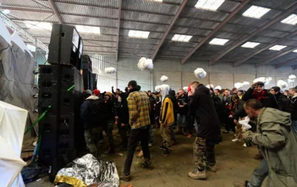 Во Франции при разгоне многотысячной вечеринки пострадали копы