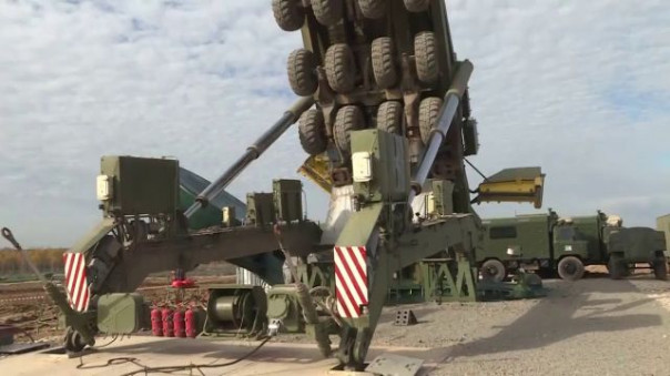 Загрузка баллистических ракет «Ярс» в шахтную пусковую установку