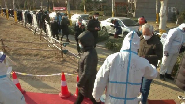 В Китае из-за вспышки коронавируса на карантин закрыли два города.