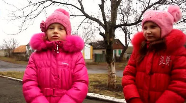 «Разминируй, Дедушка, наш донбасский лес…»: дети из прифронтового Докучаевска читают стихи Деду Морозу