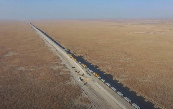 В Китае показали стройку железной дороги в пустыне