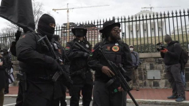 Накануне инаугурации Байдена: вооружённые американцы протестуют у Капитолиев в разных городах США