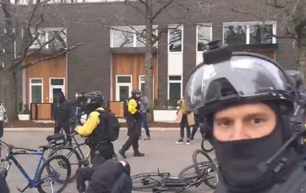 «Мы хотим справедливости»: Сторонники Трампа (?) разгромили офис демпартии в Портленде и Сиэтле