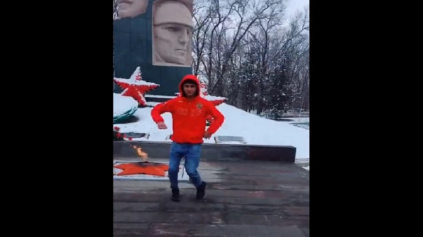Юноша, танцевавший лезгинку у Вечного огня, принес извинения. Видео