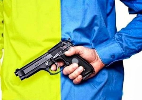 Мариупольские прокуроры тыкали друг в друга пистолетами и кричали: "А ты кто такой?!"