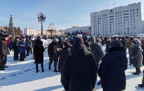 Начались первые митинги в поддержку Навального