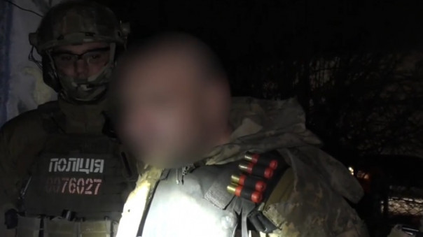 Украинец избил своего отца, а затем отрезал ему половой орган, нос и губы, и ранил трех полицейских. Видео