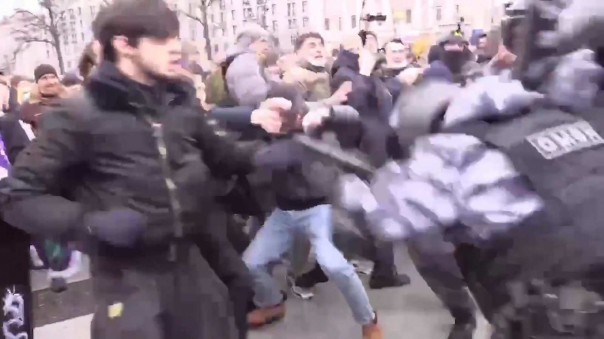 По всей России прошли задержания: упакован боевик Навального из Чечни, дерзко напавший на ОМОН, во Владивостоке задержали девять человек, Tik-Tokеров