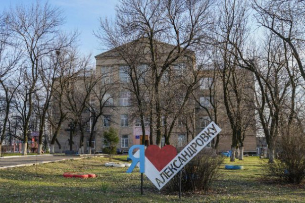 «Опять фашики стреляют». Александровка — боевой поселок Донбасса