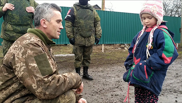 Украинский перебежчик встал на колени перед девочкой в ДНР