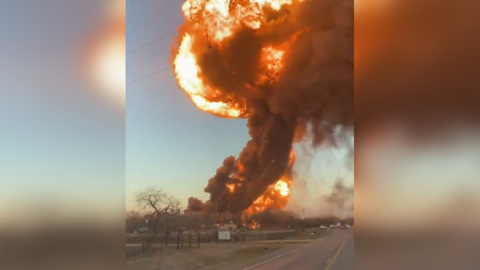 В Техасе горит поезд после столкновения с 18-колесной фурой.