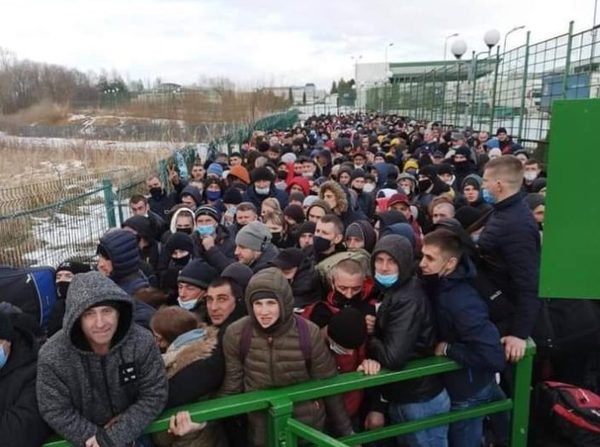 Тысячи заробчитан без масок штурмуют украинско-польскую границу (Фото)