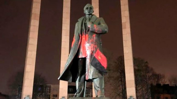 Во Львове памятник Бандере облили красной краской