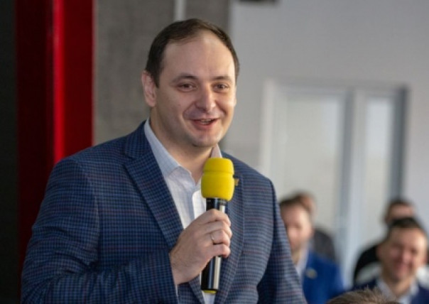 «Новая услуга на ратуше»: Секс за 100 тысяч гривен на фоне красивой панорамы Ивано-Франковска