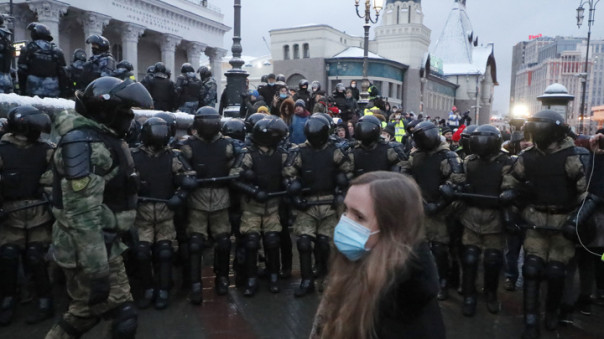 Штрафы за неповиновение силовикам будут увеличены | Песков прокомментировал "акцию с фонариками" в поддержку Навального 14 февраля