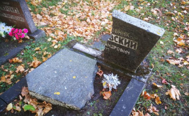 Две оскверненные могилы и мечты о сносе памятника советским солдатам: эстонская историческая резолюция в действии