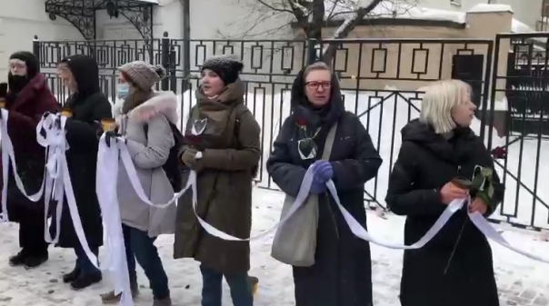 Женщин выстроили в цепь и помахали ручкой: в чём суть акции «за Юлю Навальную»