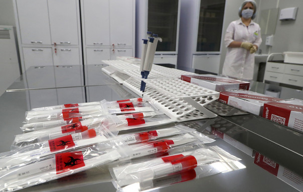 Ученые Роспотребнадзора зарегистрировали первую в мире тест-систему для выявления британского штамма COVID-19
