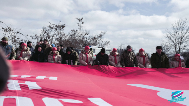 Годовщина завершения Дебельцевско-Чернухинской операции. Жители ДНР и ЛНР развернули 200-метровое Знамя Победы в честь 6-летия освобождения Дебальцево