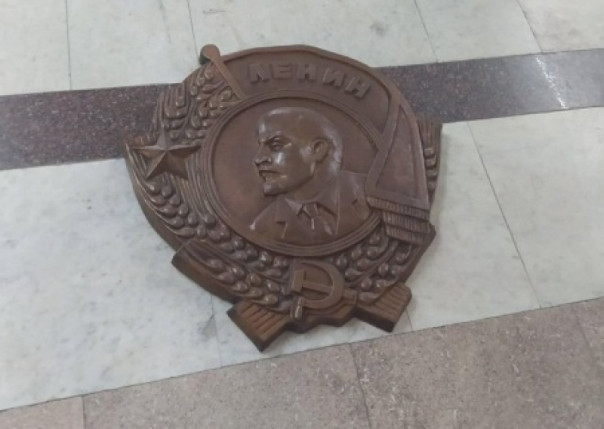 В холле харьковской мэрии нацозабоченный «декоммунизировал» орден Ленина