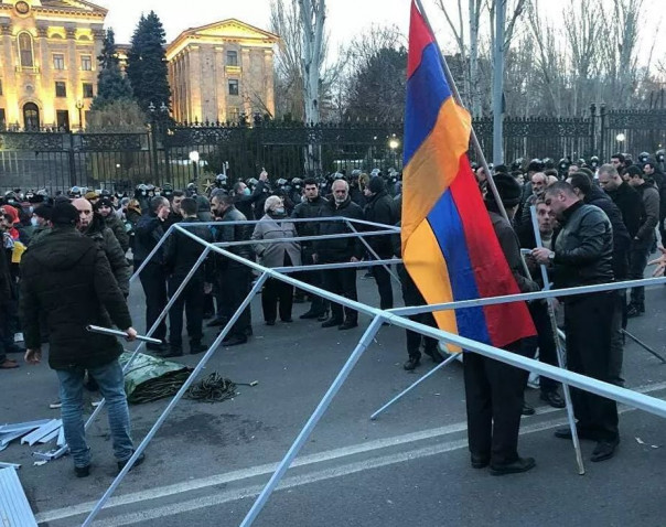 Президент Армении заявил, что пытается урегулировать ситуацию | Алиев заявил о глубоком кризисе в Армении | Оппозиция устанавливает палатки перед зданием парламента