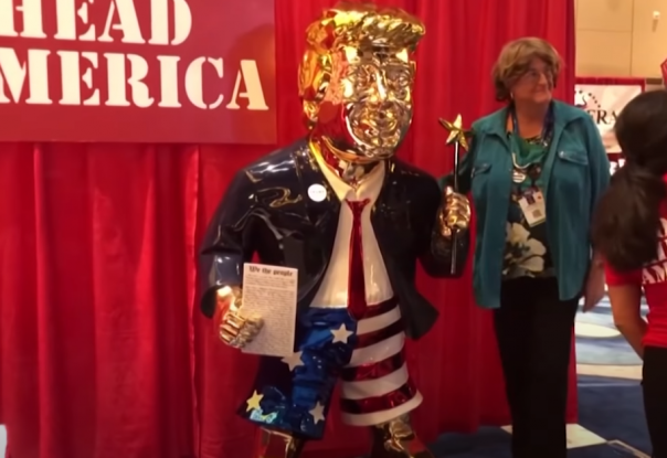 На слете консерваторов США установили золотую статую Трампа