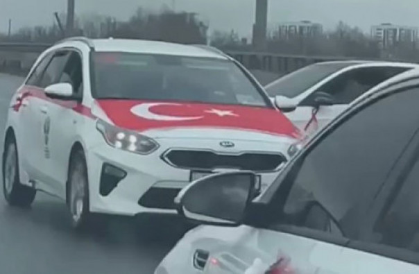 Азербайджанцы с турецким флагом перекрыли движение на Варшавском шоссе в Москве