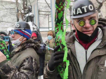 Мужчины в касках «НАТО» появились на оппозиционной акции в Москве