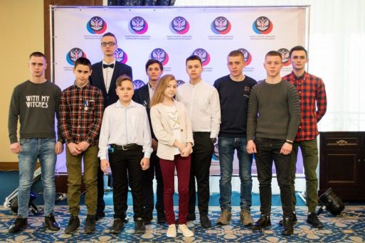 В Донецке наградили детей-героев