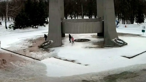 Подростки развлеклись тушением Вечного огня