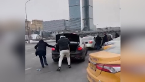 Дошутились: угнавшим такси в Москве пранкерам грозит колония.