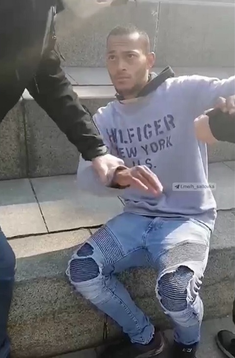 В Киеве радикалы избили уличного музыканта и пригрозили отрезать палец за песни Моргенштерна