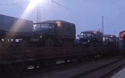 Эшелоны грузовых поездов с украинской военной техникой отправились к крымской границе