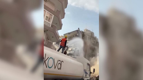 В Измире при взрыве здание завалилось на соседний дом