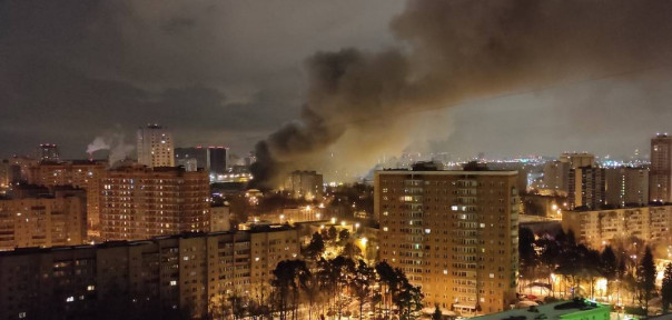 Пожар охватил 2,4 тысячи «квадратов» на территории завода в Одинцово