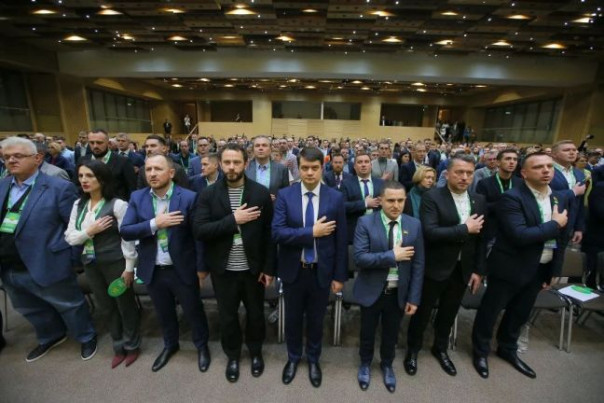 «Слуг народа» лишили кормушки: государственное финансирование партии Зеленского приостановлено