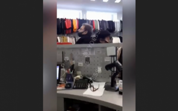 «Говяжий язык»: в одесском магазине продавец отказала в просьбе клиентам обслуживать их на русском языке