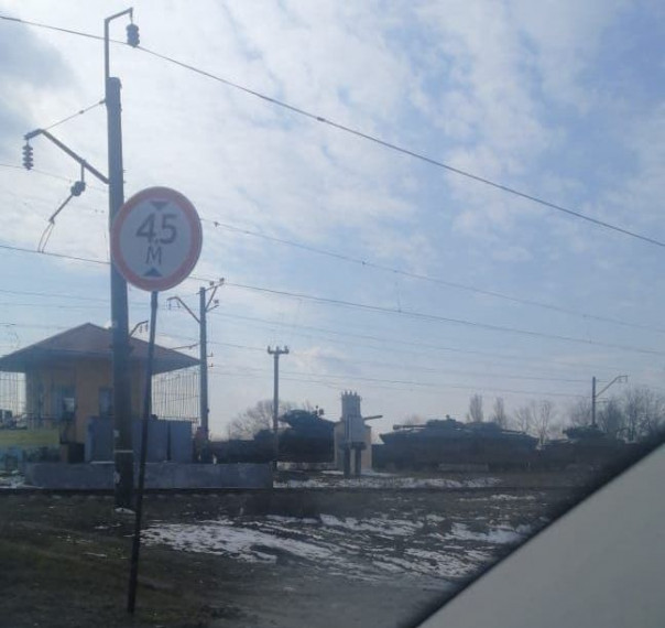 Укрофашисты продолжают стягивать бронетехнику к линии фронта. Ничего, доменные печи в Донбассе все переплавят. Везите!