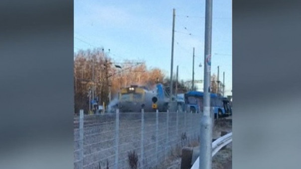 Очевидец снял, как поезд сошёл с рельсов из-за застрявшего на переезде автобуса