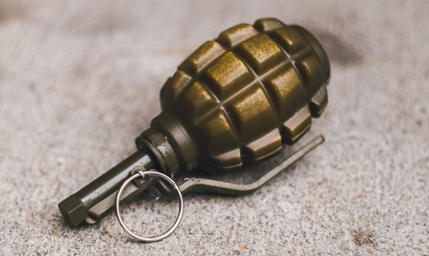 Пьяный житель Снежного взорвал гранату во время застолья, два человека погибли