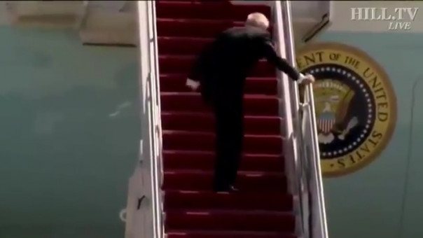 Поднимаясь на самолет, Байден дважды оступился и упал на трапе