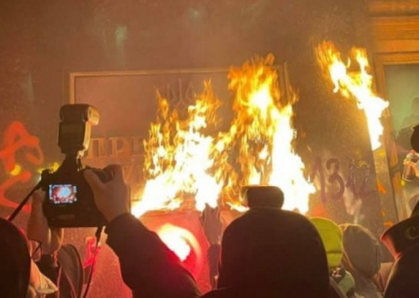 В Офисе президента и МВД пояснили невмешательство в беспорядки на Банковой: радикалы хотели крови