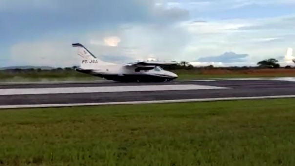 Частный самолет с экс-депутатом аварийно приземлился на "брюхо"